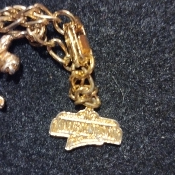 Vintage 1980's Universal Studios gold tone charm Bracelet with 6 charms - Picture 7 of 8